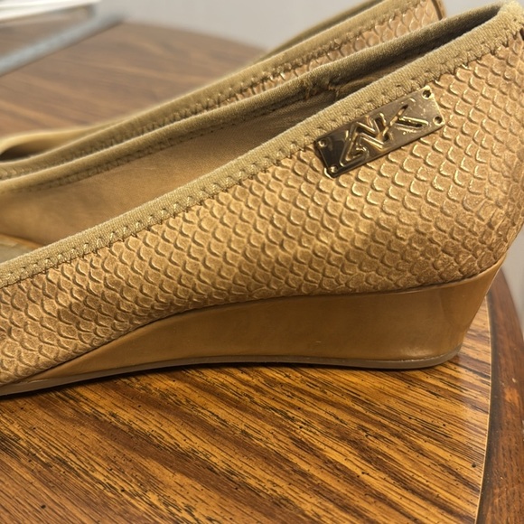 Anne Klein Tan Leather Peep-Toe Heels. Size 7M - Picture 8 of 9